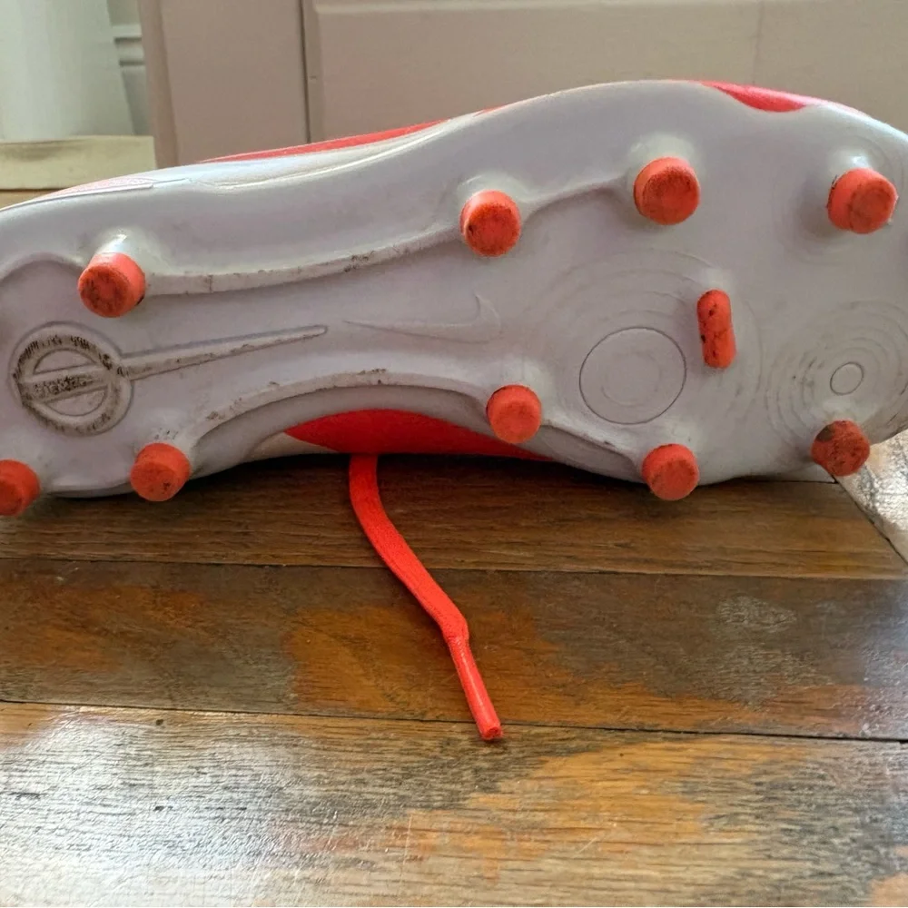 Nike Kids Red Soccer Cleats with White Swoosh - Picture 5 of 7